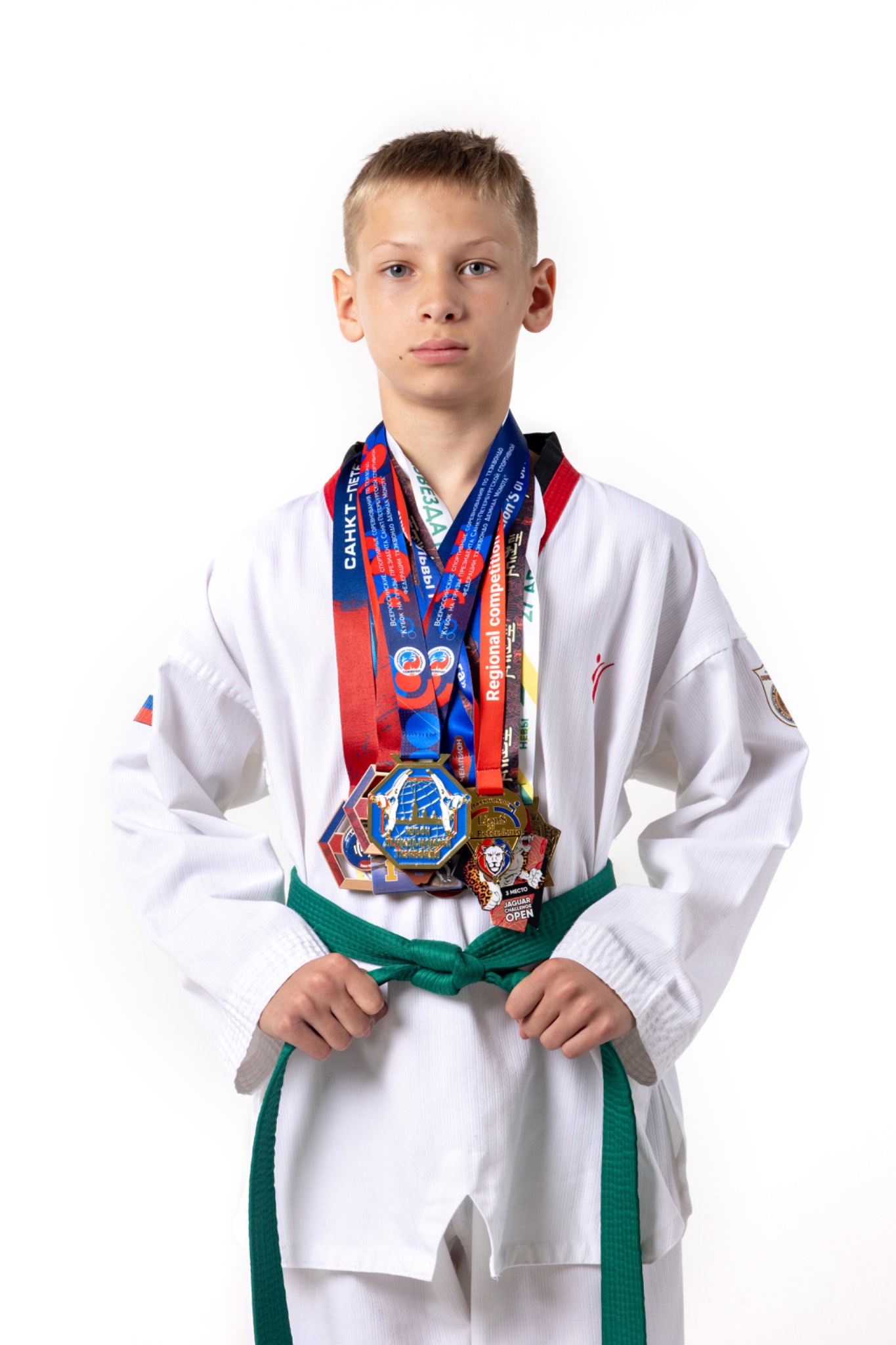 Юный спортсмен клуба с медалями