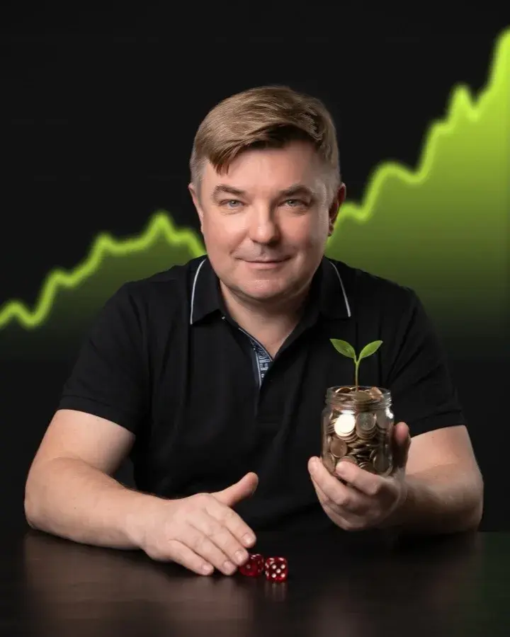 Максим Петров с банкой монет и ростком, рядом игральные кости: инвестиции или спекуляции