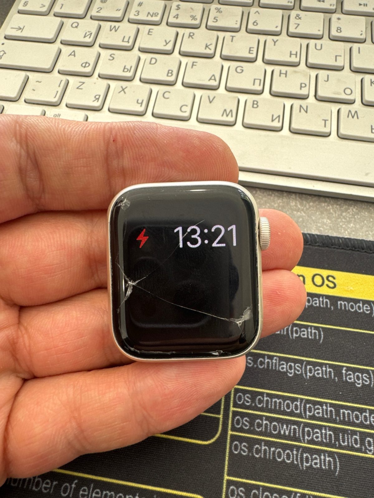 Apple Watch с разбитым экраном после падения