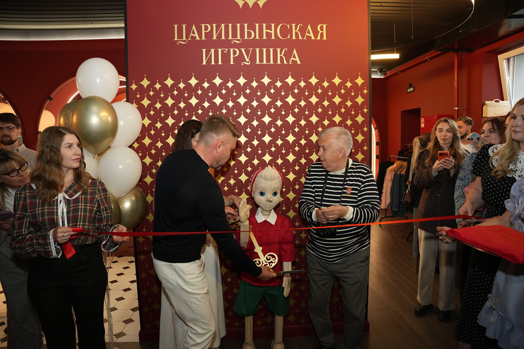 Торжественное открытие у фирменной стены