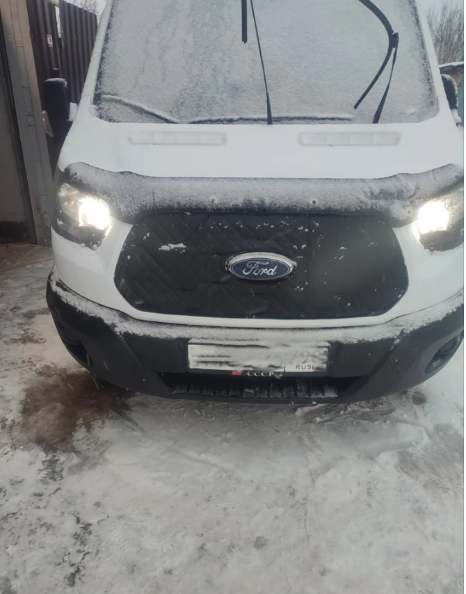 Замороженный автомобиль зимним утром