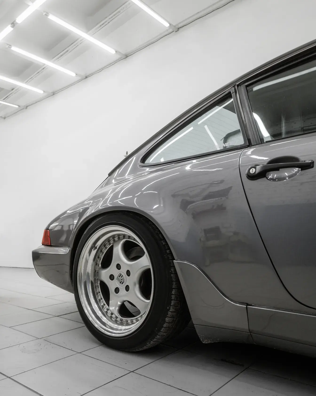 Porsche 911 1986 сбоку после работ в Legend Auto