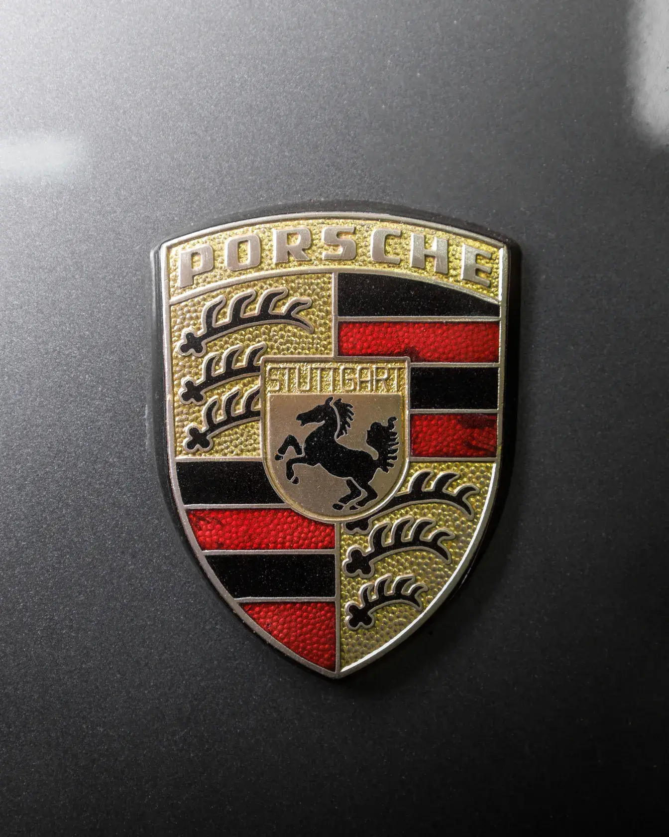 Герб Porsche на капоте 911