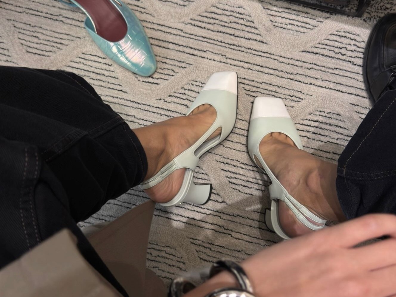 Примерка туфель Chanel в бутике