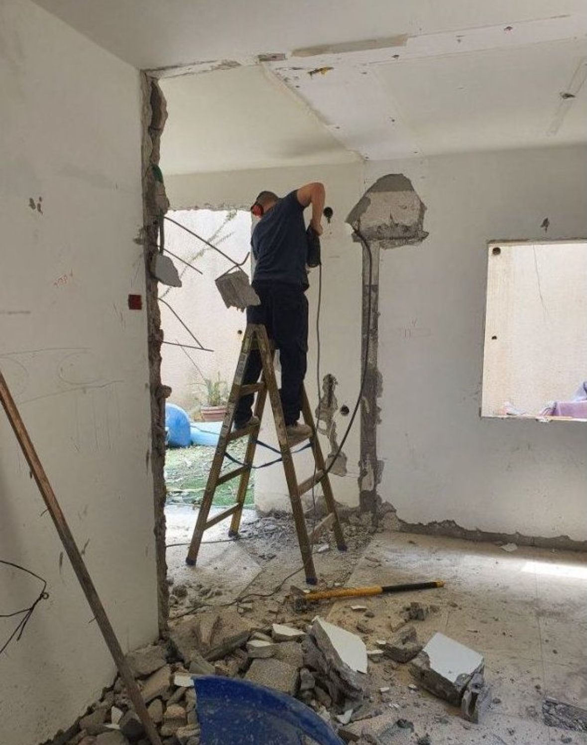 Демонтаж плитки в ванной комнате в Санкт-Петербурге