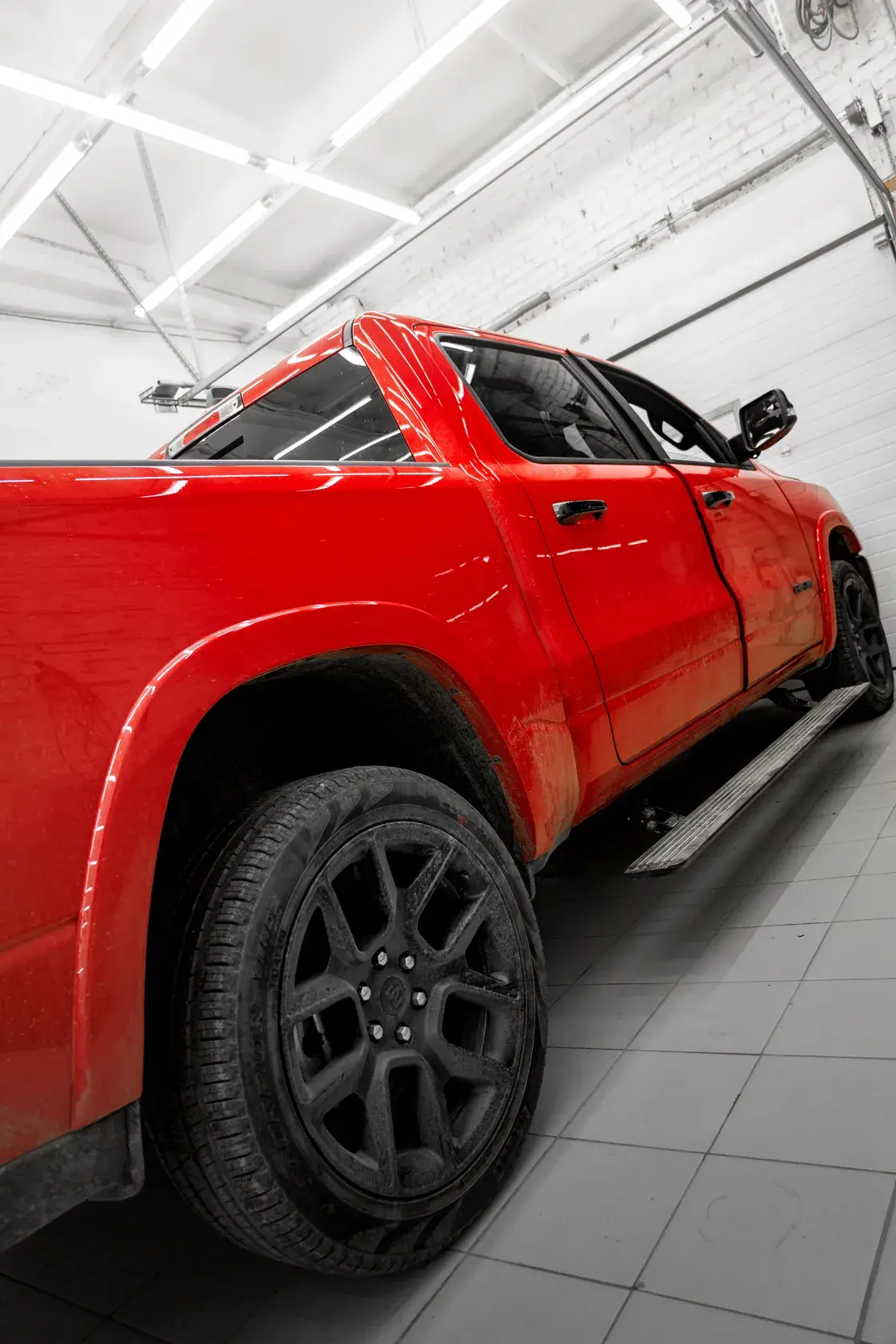RAM 1500 Laramie сбоку, переднее колесо и арка