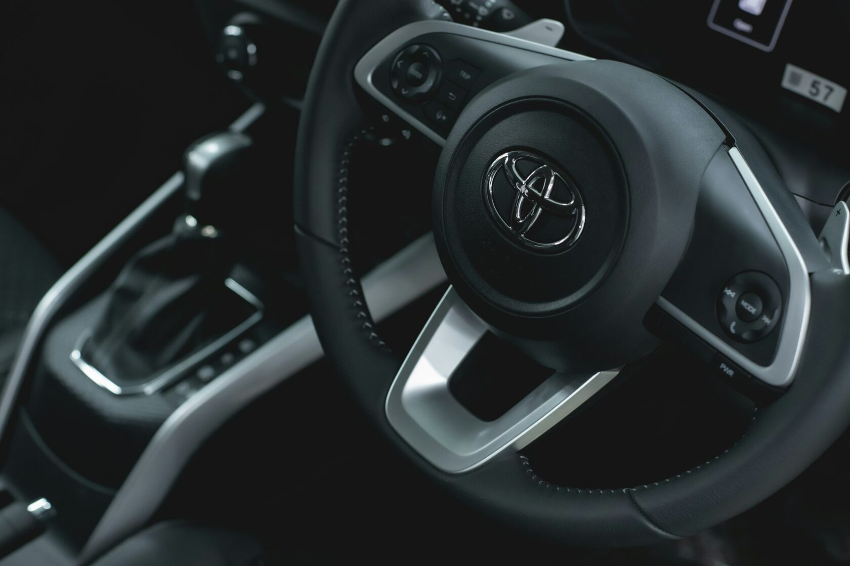 Салон Toyota Corolla после русификации мультимедийной системы