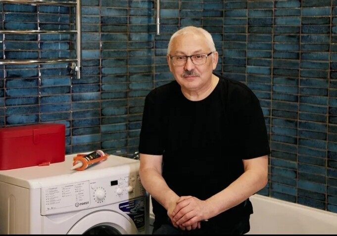 Мастер Туктабаев на выезде в ванной комнате с инструментом