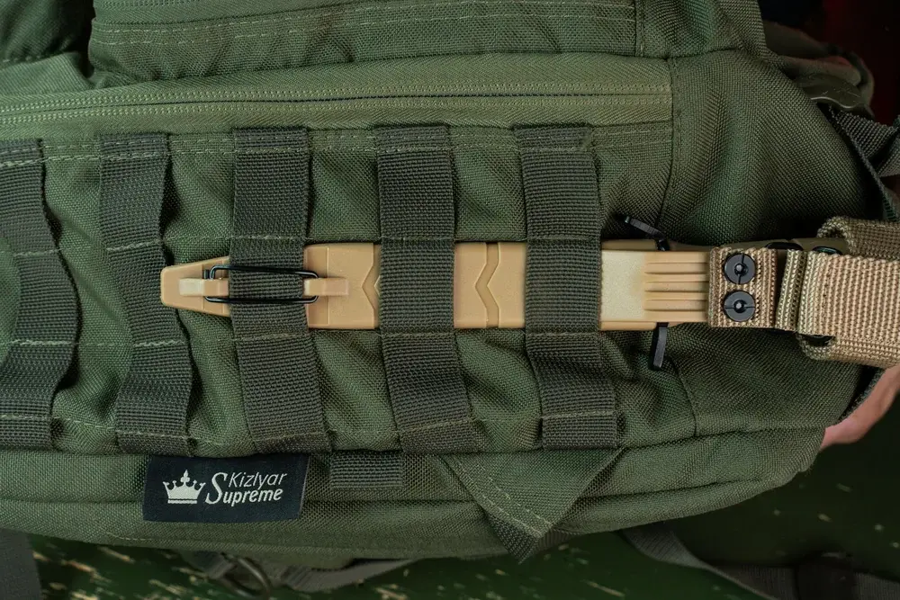 Тактические ножны Kizlyar Supreme закреплены на стропах MOLLE рюкзака
