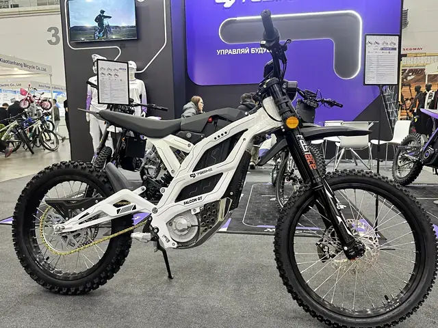 Белый Falcon GT на стенде 79BIKE, «Мотовесна 2026»