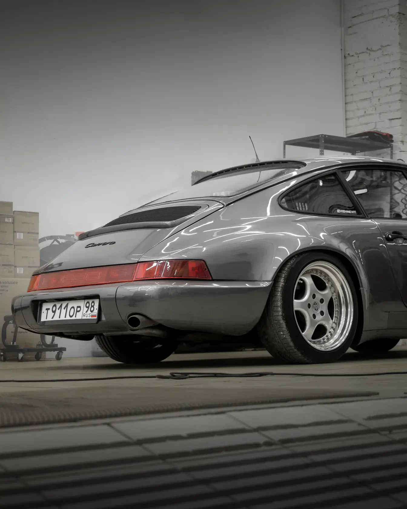 Porsche 911 сзади: задние фонари и крыло