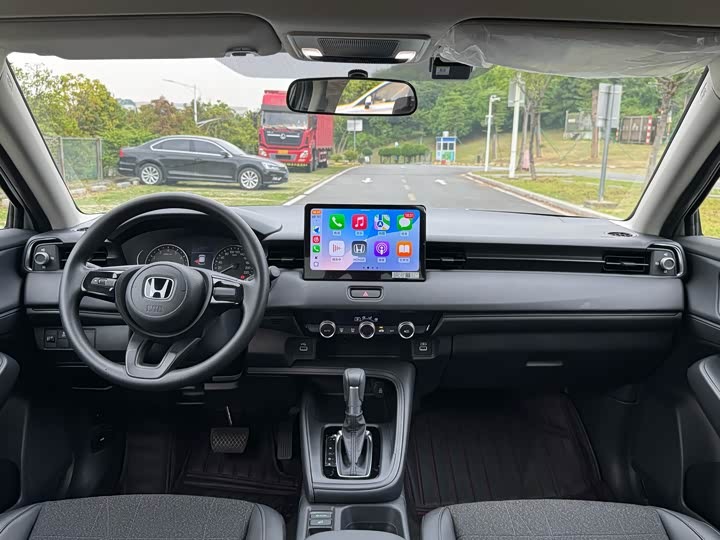 Салон Honda Vezel с мультимедийным экраном и цифровой приборкой
