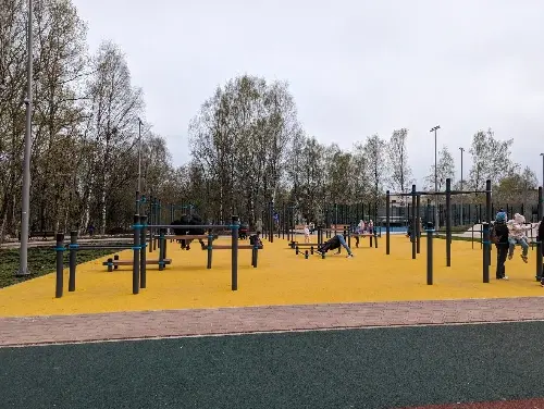 Воркаут-площадка с турниками и желтым покрытием