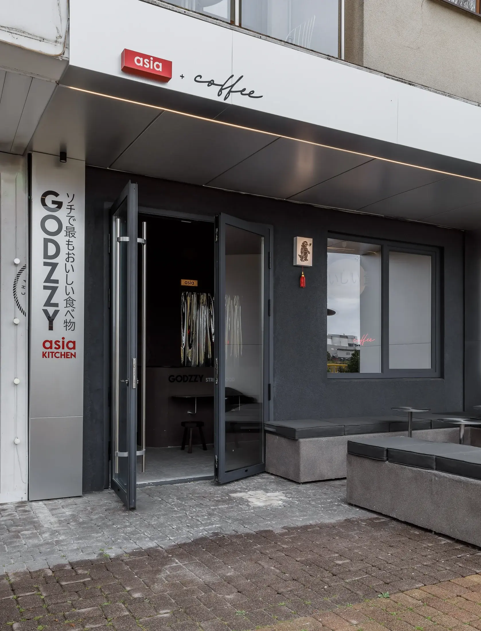 Фасад GODZZY FOOD в Сочи, вход в небольшое кафе азиатской кухни