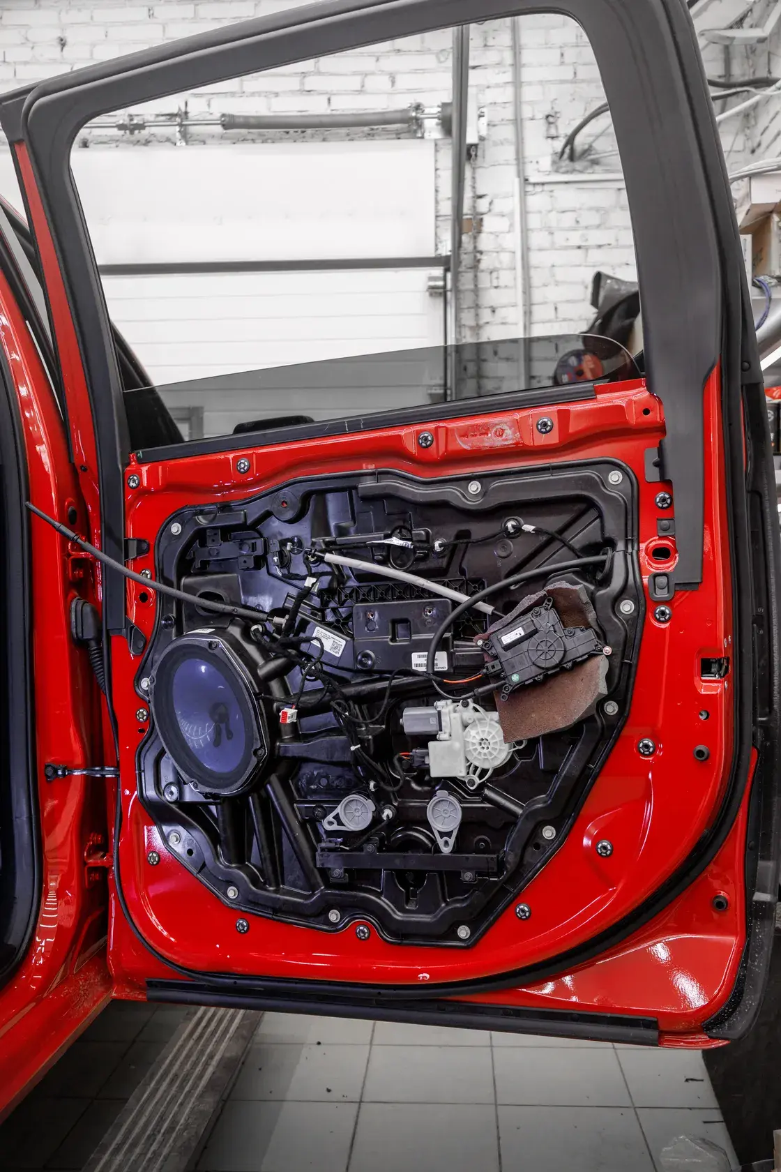 Дверь RAM 1500 со снятой обшивкой после виброизоляции