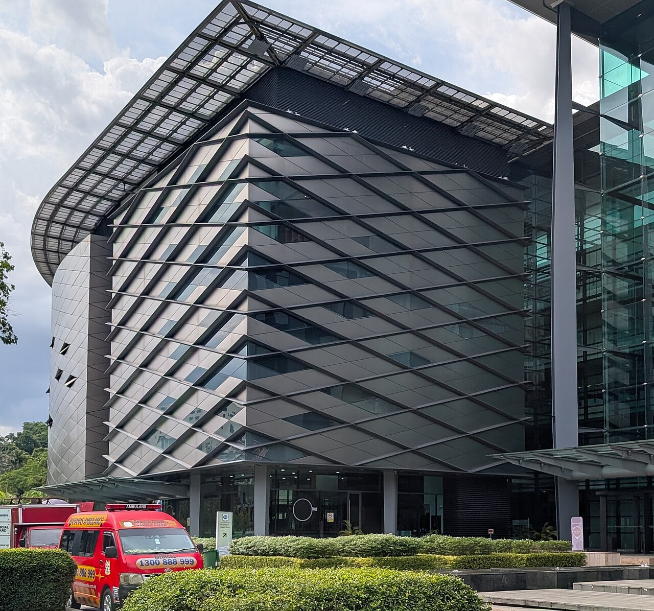 Современный фасад музея и художественной галереи Bank Negara Malaysia в Куала-Лумпуре