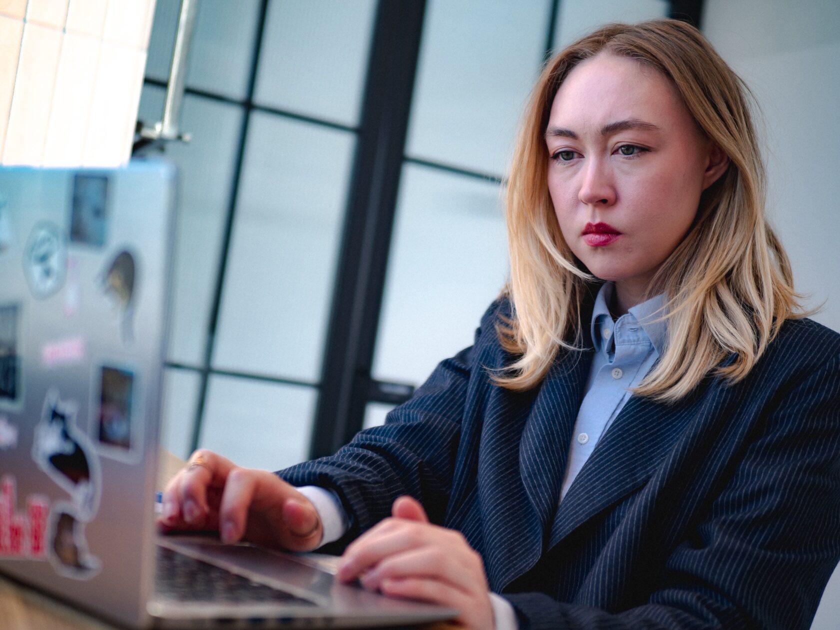 Елена Котлова за работой на компьютере