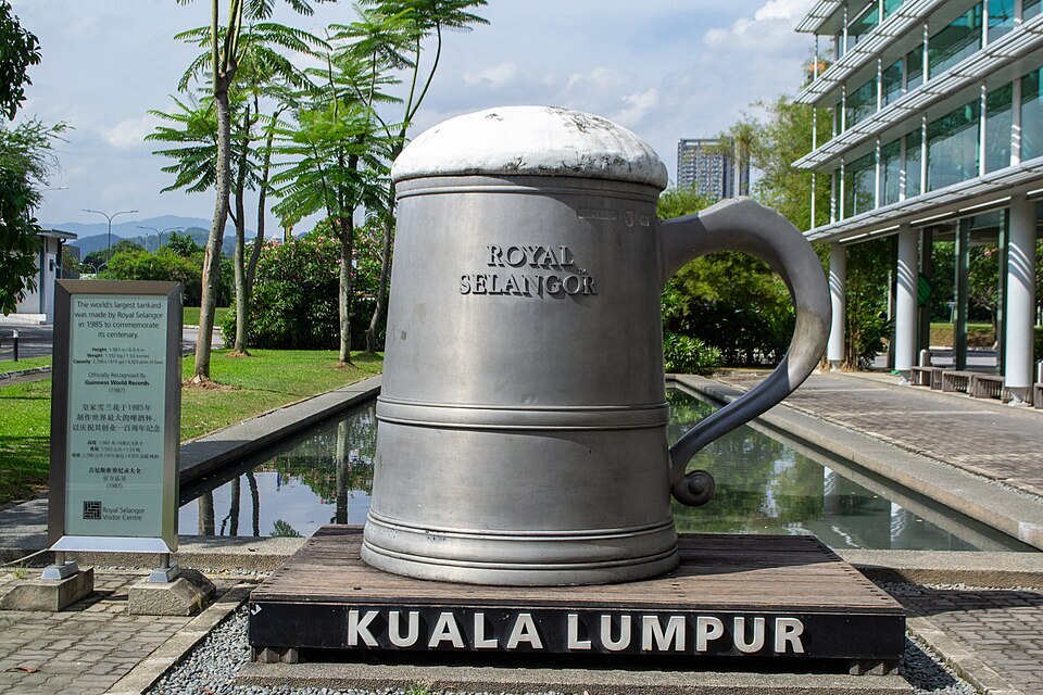 Большая оловянная кружка у здания Royal Selangor Visitor Centre в Куала-Лумпуре