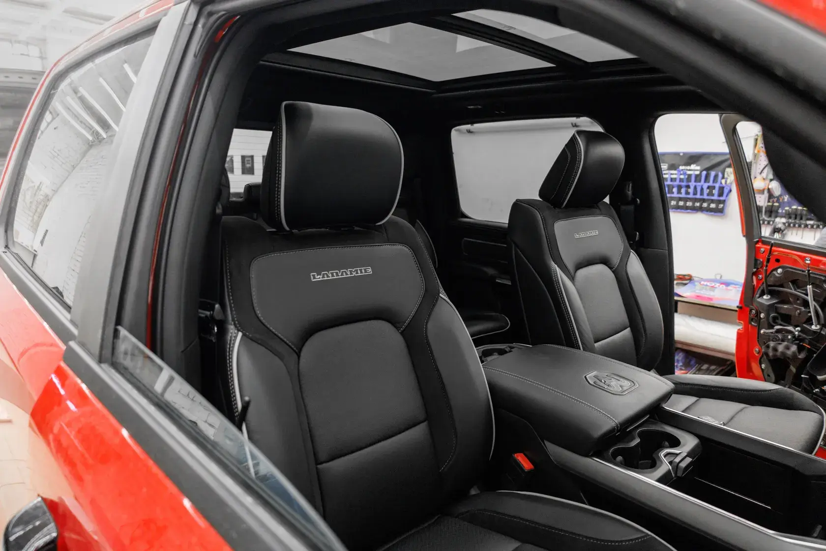 Передние сиденья и салон RAM 1500 Laramie