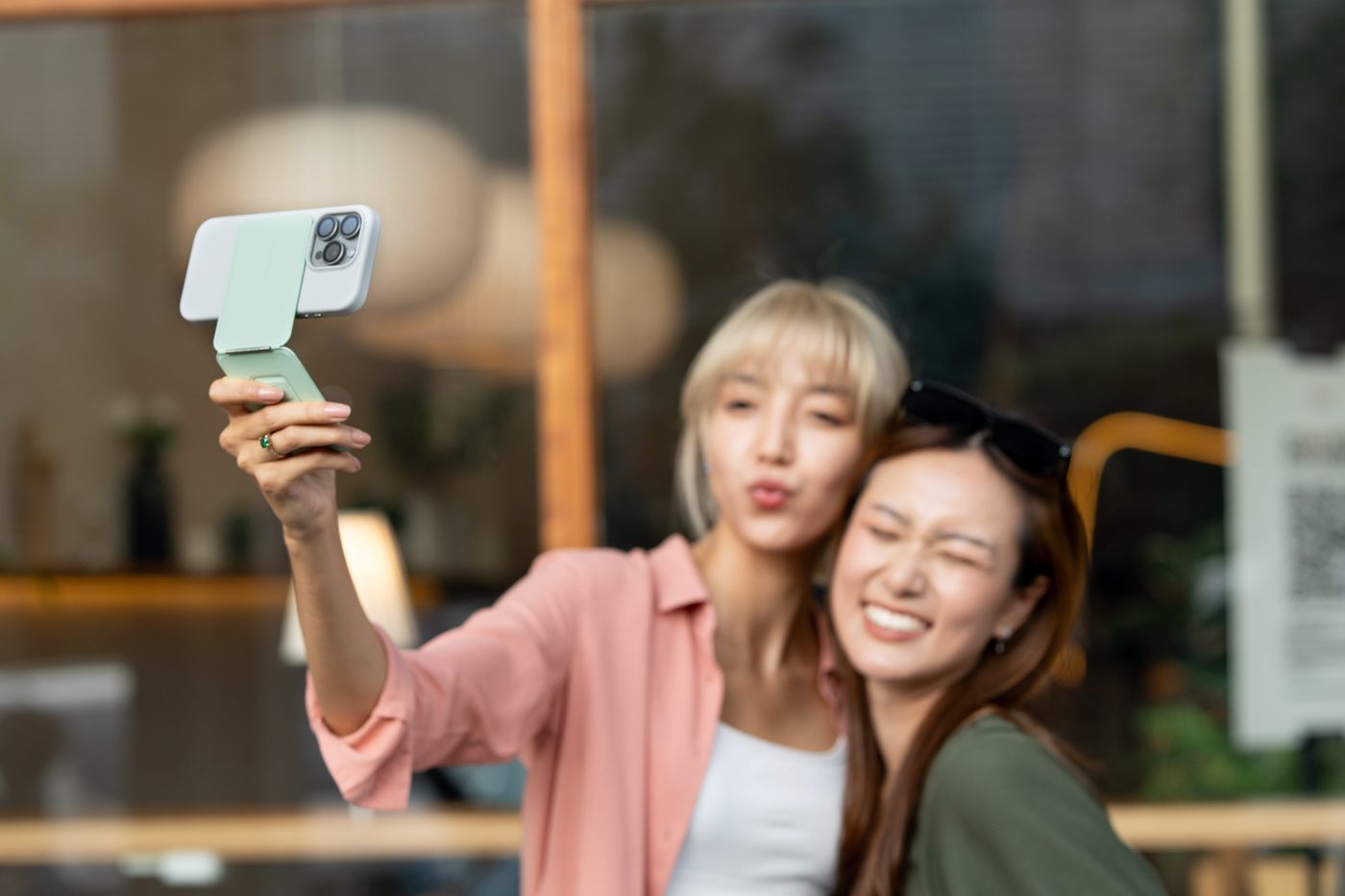 Девушки делают селфи на iPhone с подставкой-триподом MOFT