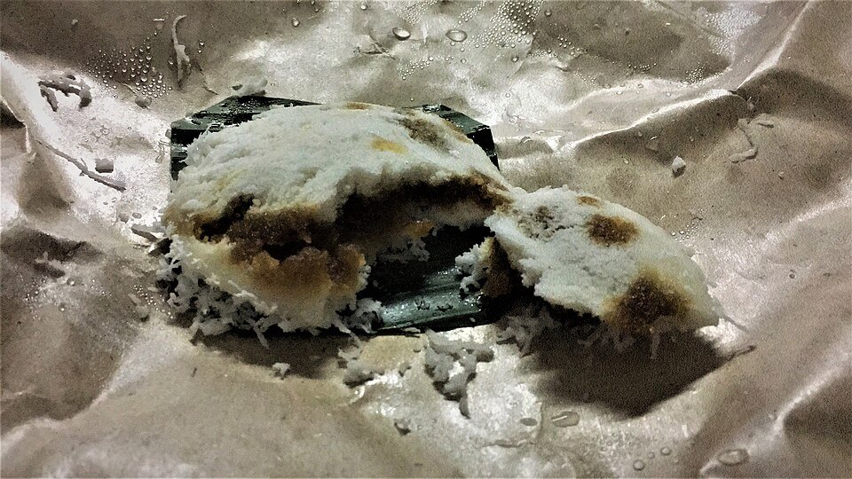 Открытый putu piring с начинкой в Малакке