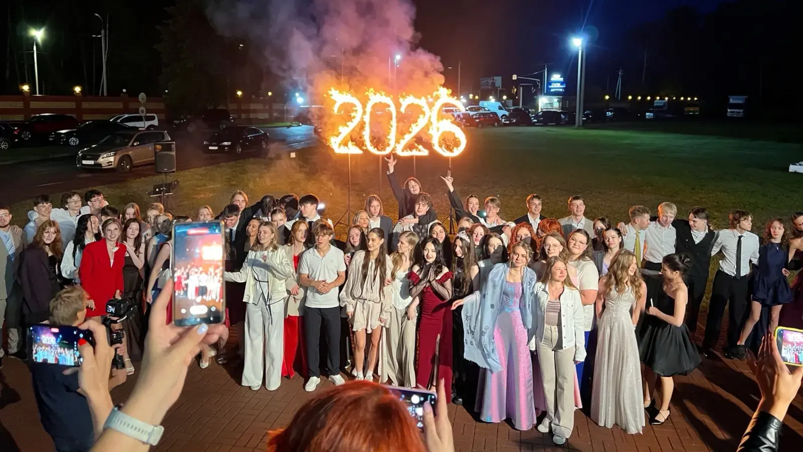 Горящая надпись 2026 и выпускники