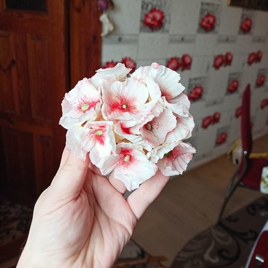 Гортензия из пластичного шоколада ученицы курса
