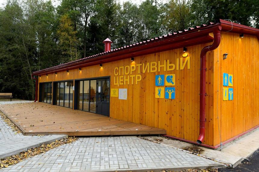 Деревянное здание спортивного центра