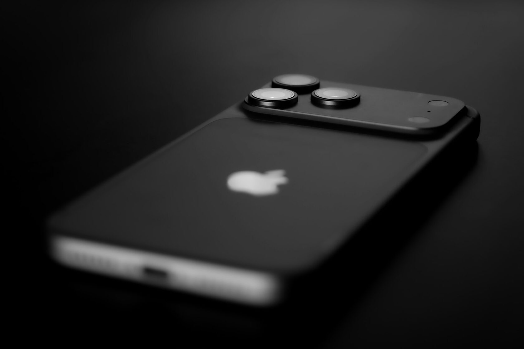 Кадр 2 — iPhone в студийной композиции