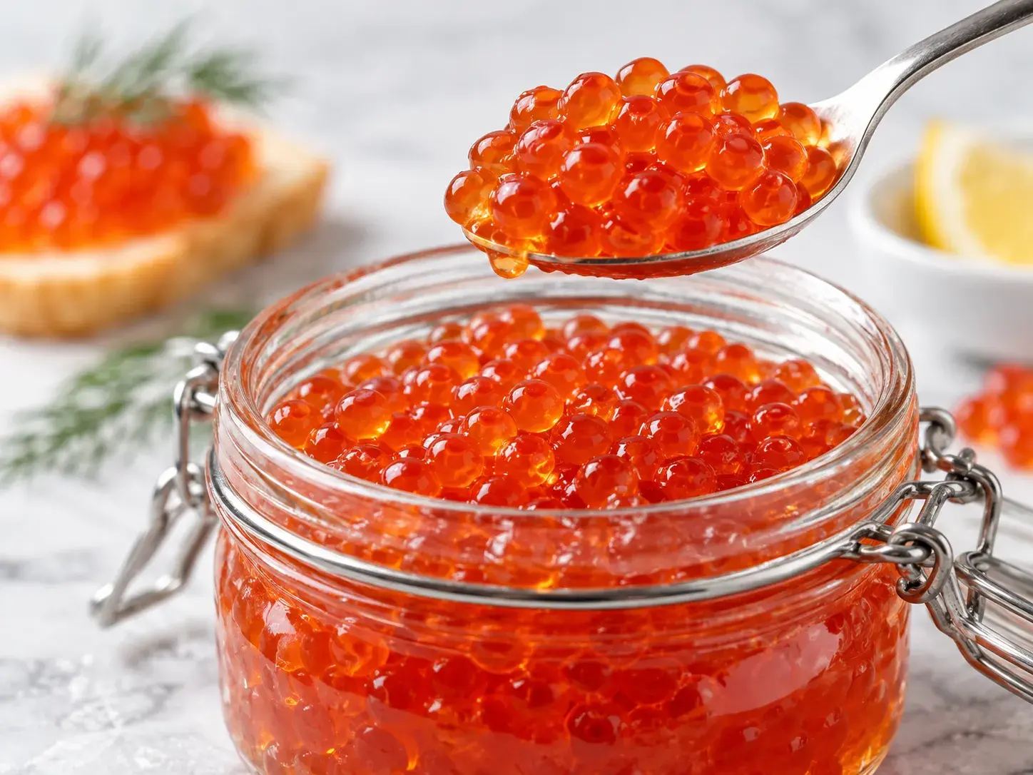 Качественная красная икра в банке и на ложке