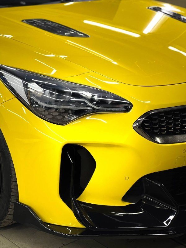 Жёлтая Kia Stinger