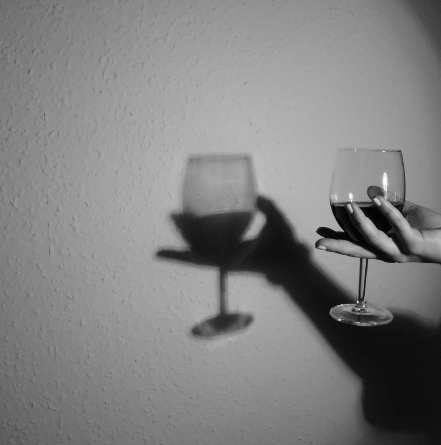 Врач держит пациента за руку — обезличенный крупный план, передающий доверие и поддержку