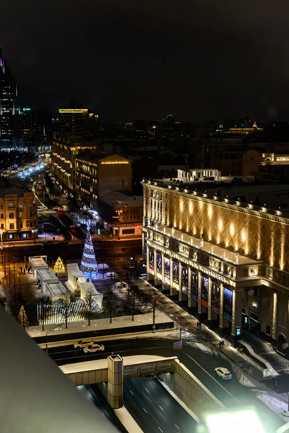 Вид с террасы OBLAKO на ночную Москву