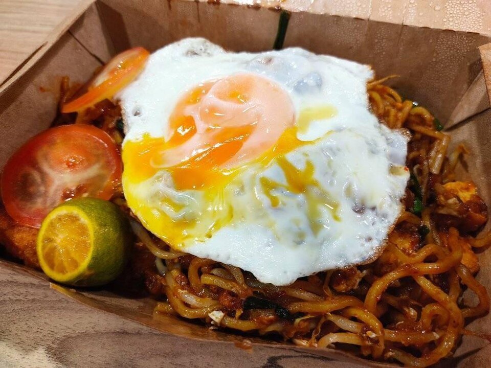Жареная лапша mee goreng на Пенанге; состав добавок уточняют при заказе