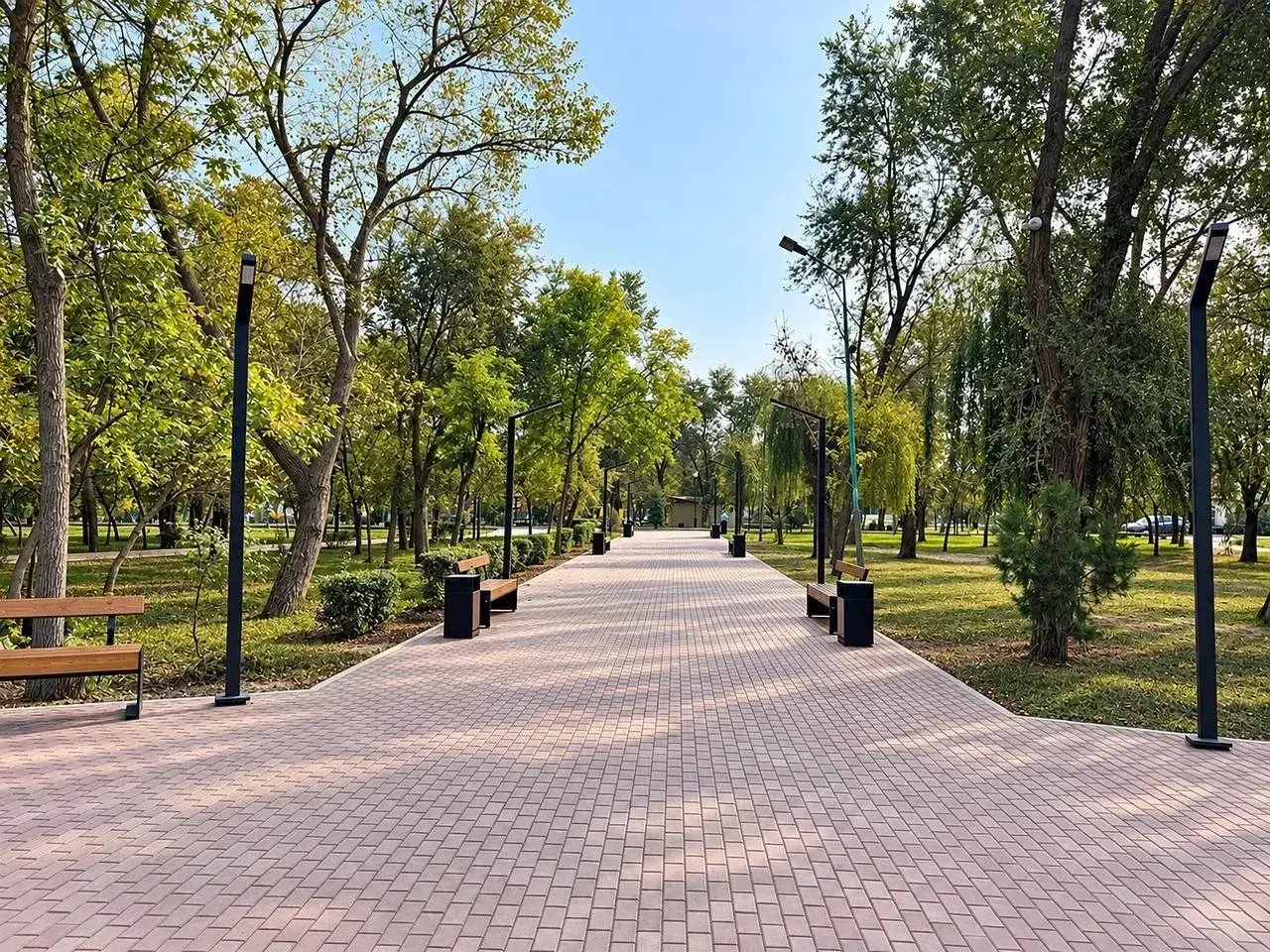 Парковая аллея со скамейками, урнами и уличными светильниками в Кизлярском районе