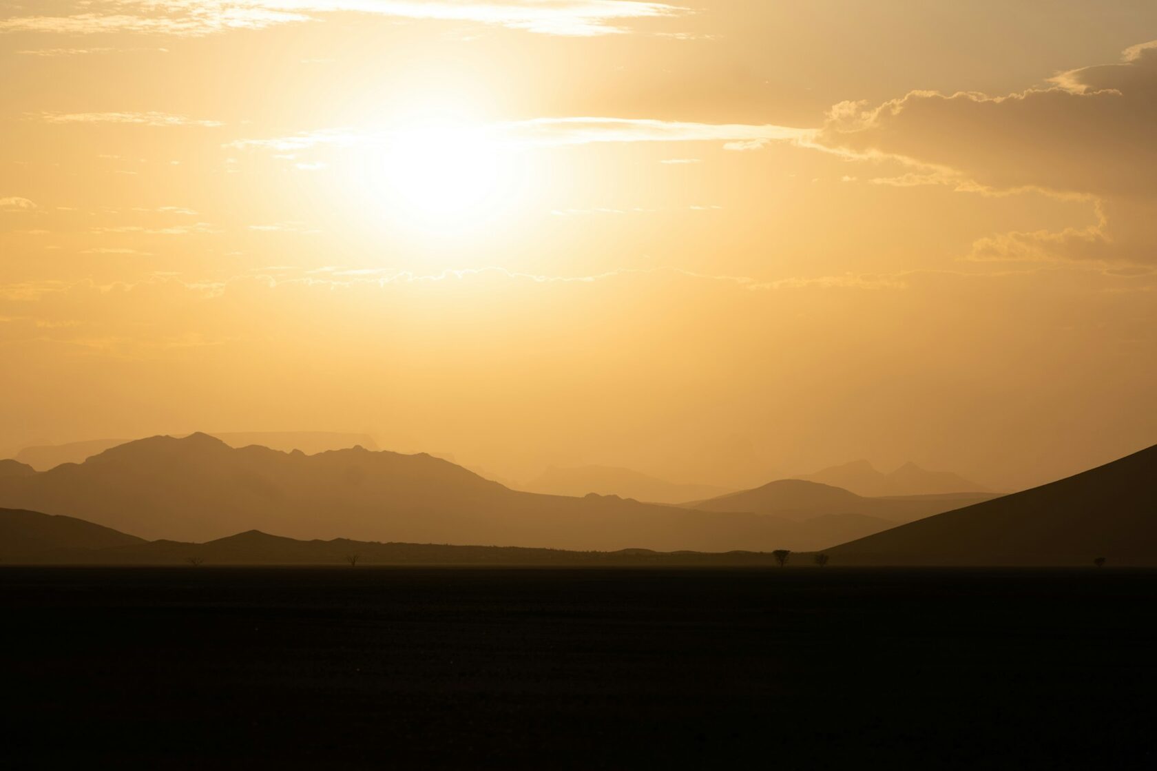 Лодж посреди Namib-пустыни на закате