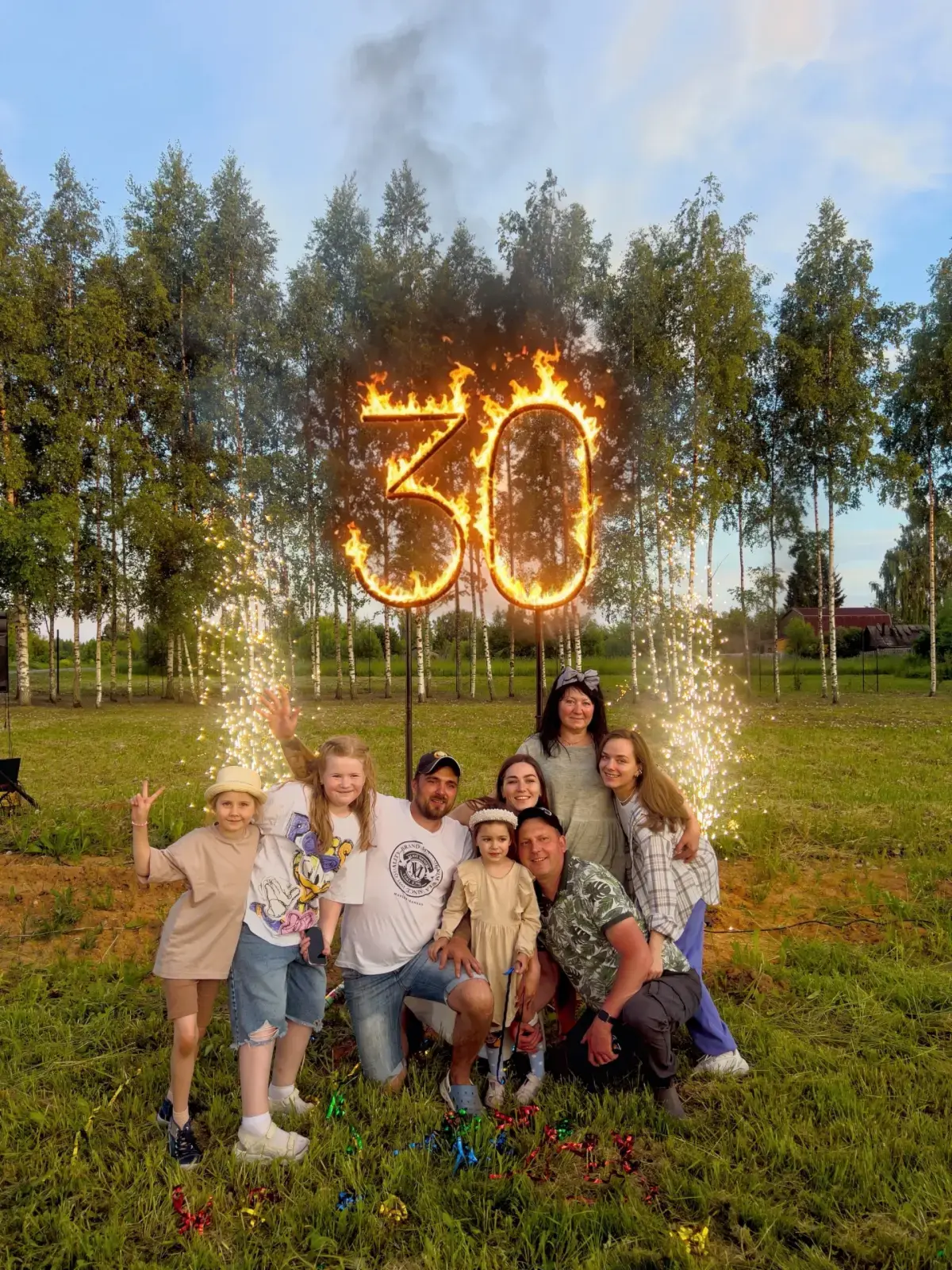 Семья у горящих цифр 30 и фонтанов