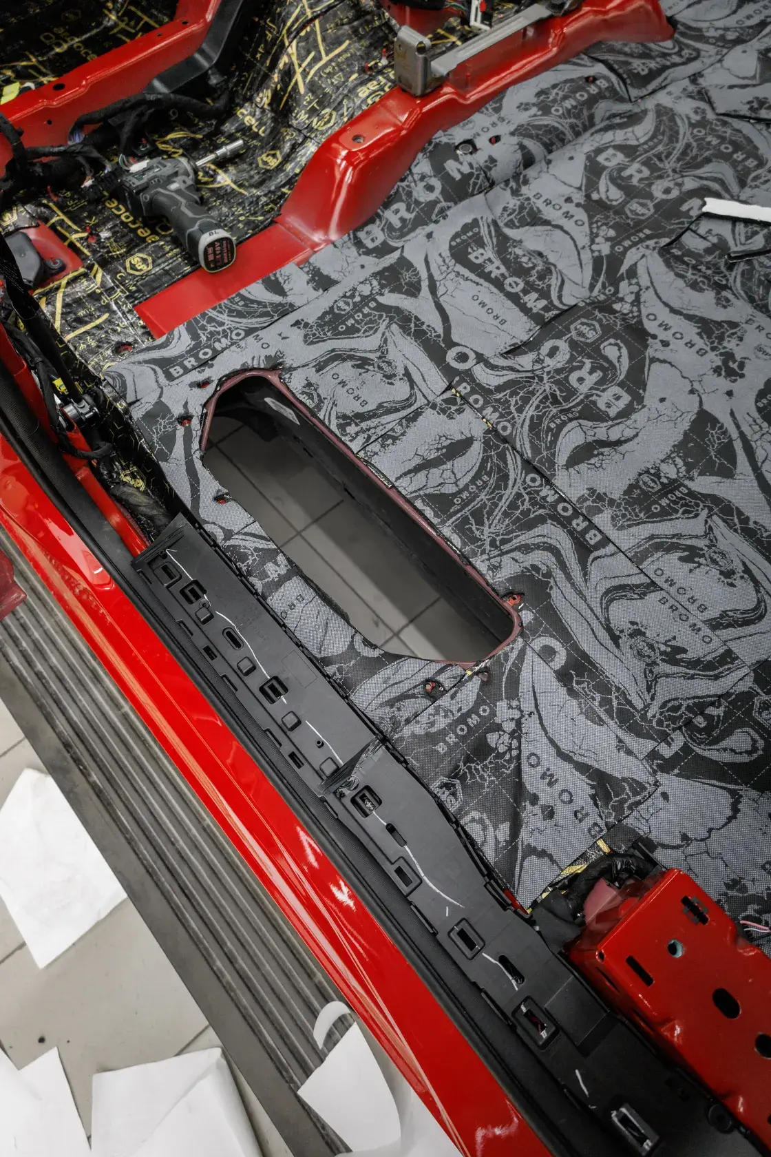 Шумопоглощающий слой на полу RAM 1500