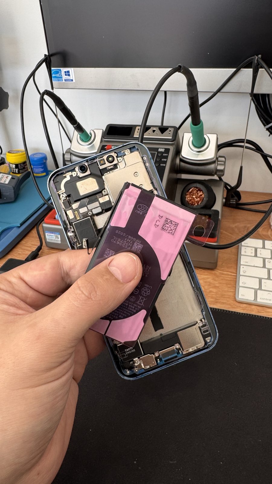 Новый аккумулятор для iPhone перед установкой