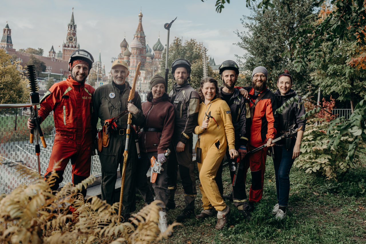Восемь специалистов на фоне Кремля