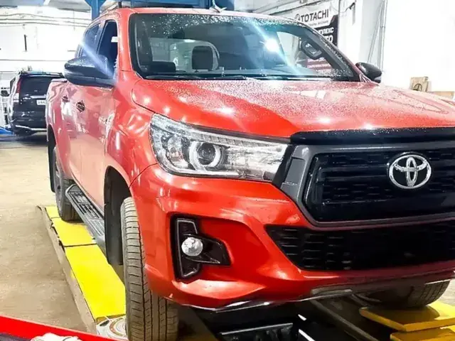 Toyota Hilux на стенде развала-схождения в автосервисе БАМ-АВТО в Иркутске