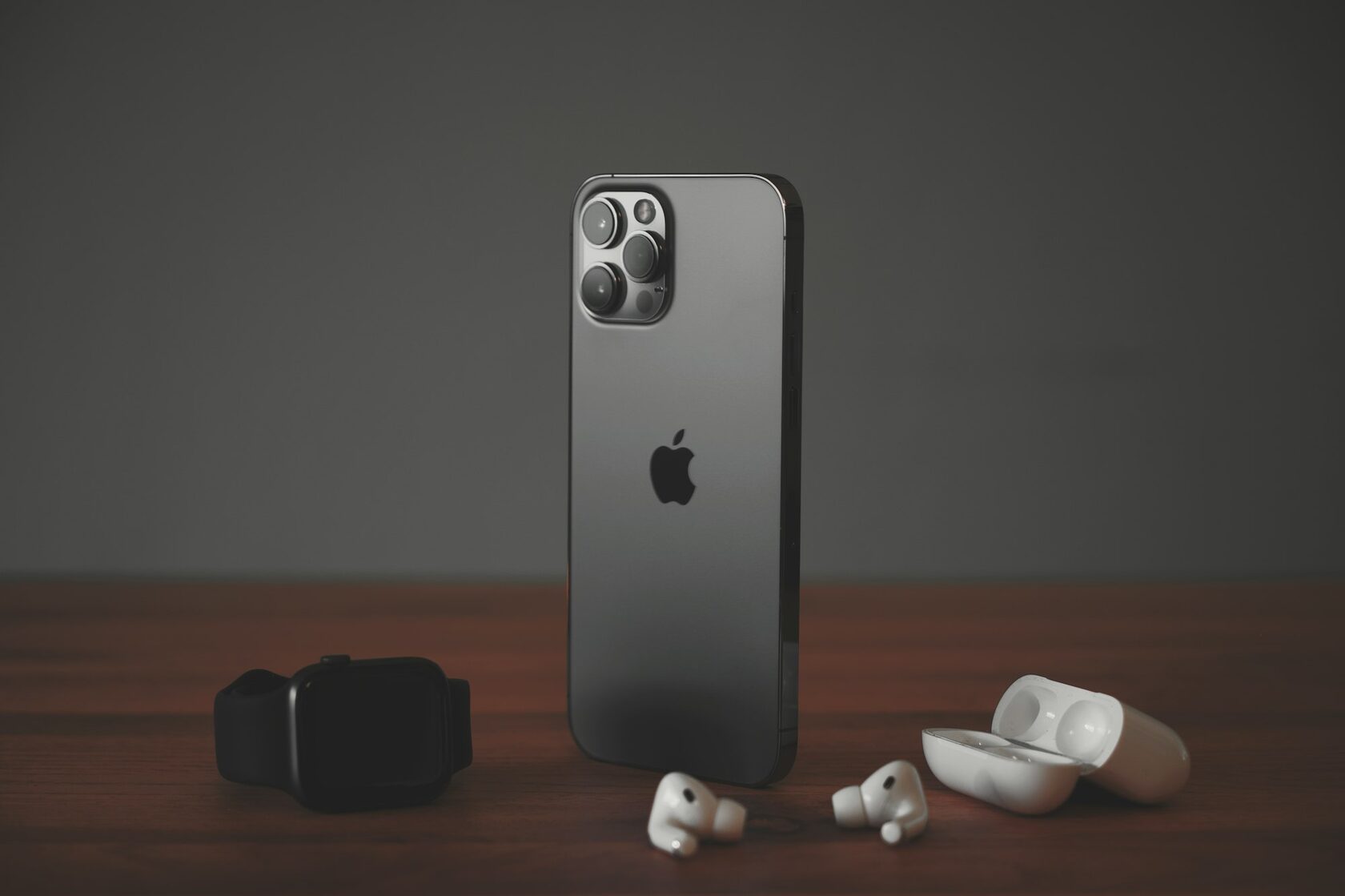 iPhone в эффектной студийной съёмке
