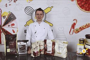 Егор Козловский с упаковками шоколада