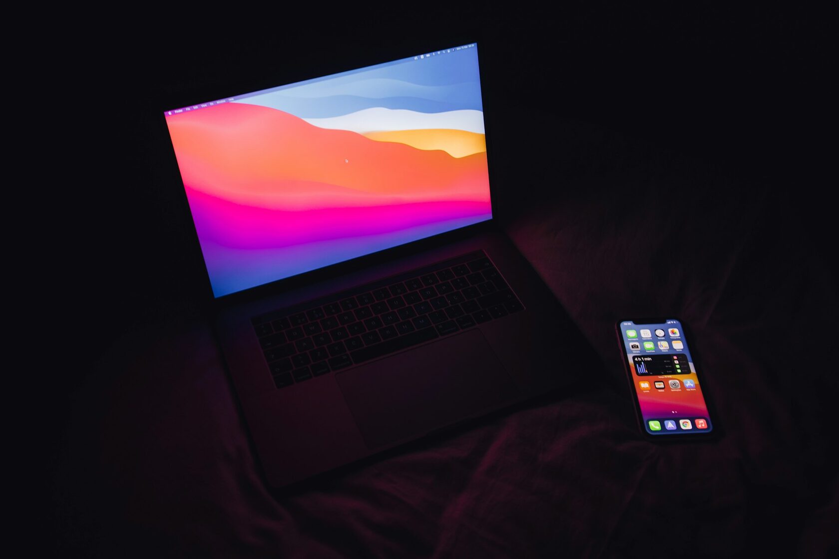 Сайт компании на экране ноутбука и смартфона