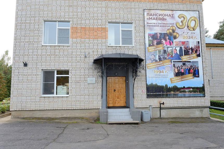 Административный корпус пансионата из светлого кирпича