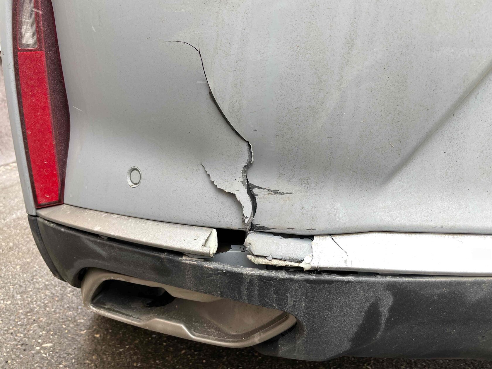 Разрывы ЛКП заднего бампера Exeed TXL