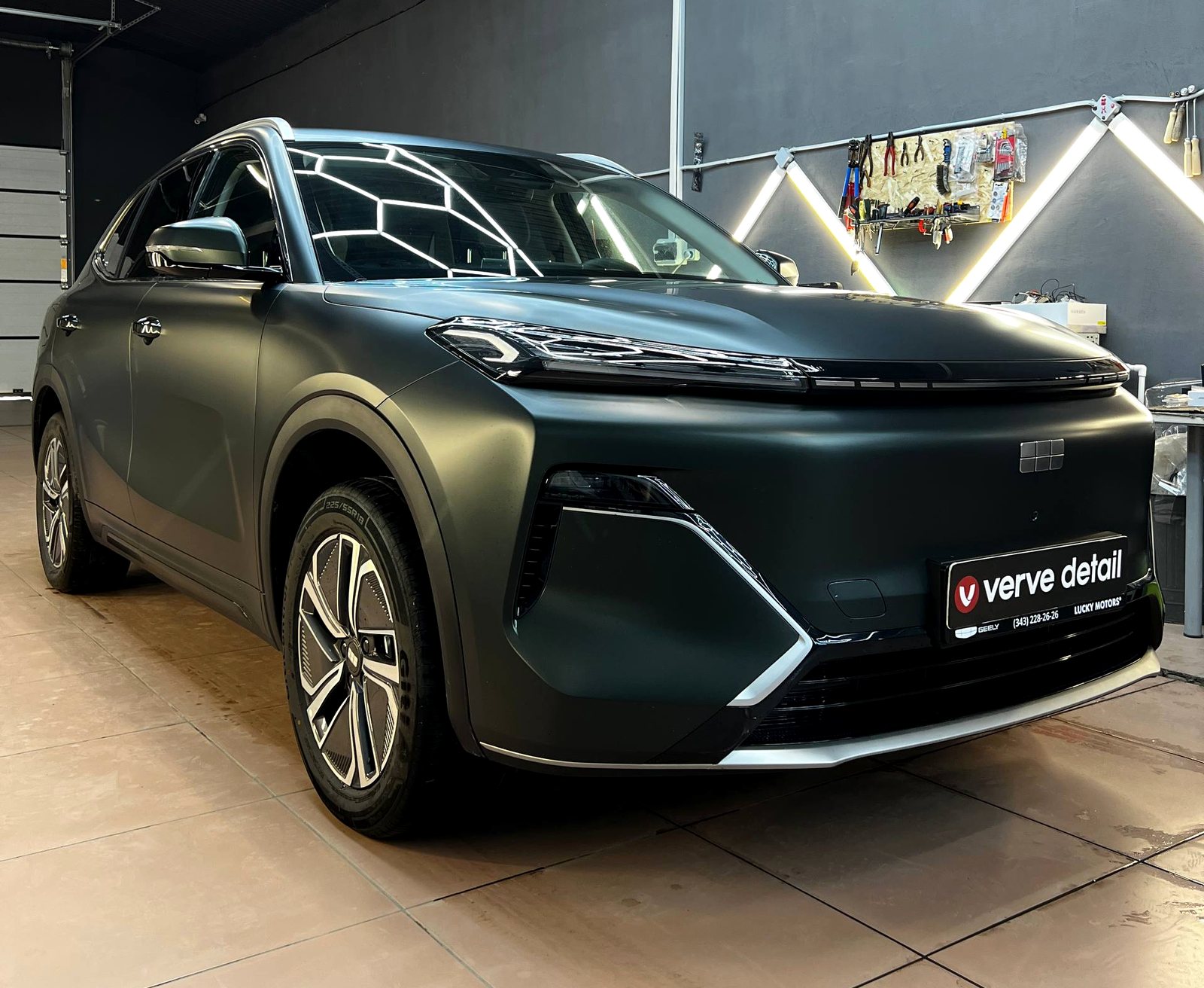 Geely после полной оклейки автомобиля плёнкой в студии Verve Detail, Екатеринбург