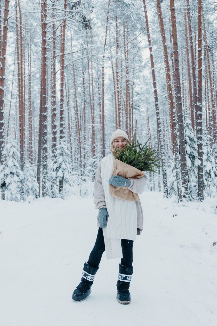 Девушка с ёлочкой в зимнем лесу