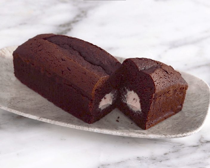 Шоколадный кекс с малиной