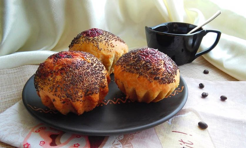Маковые бриоши с вишней